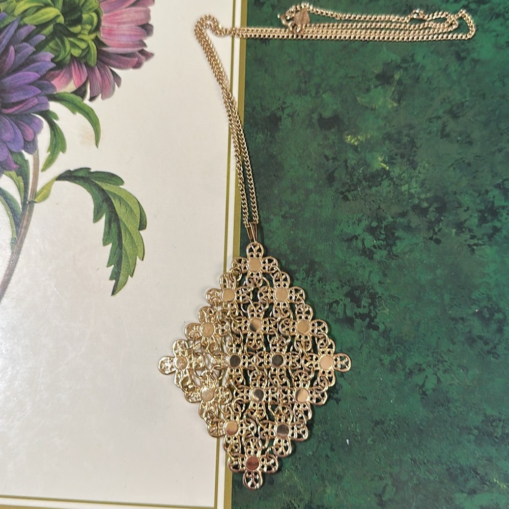 Sarah Coventry Mesh Gold Chain Necklace diamond shaped Floral Pendant/20” chain